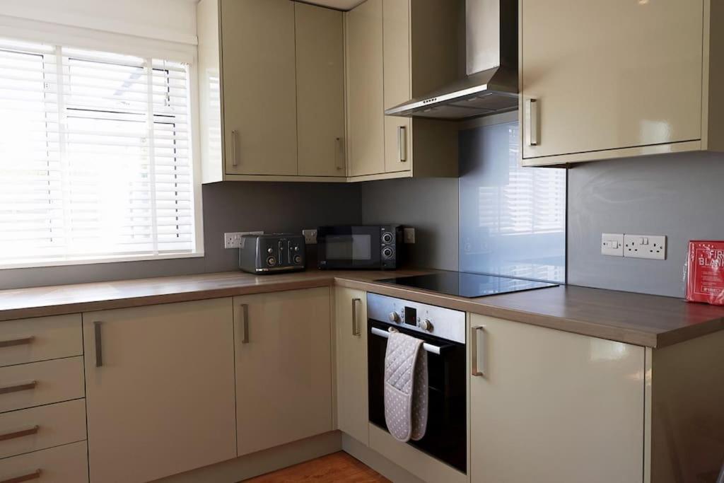 3-Bedroom Bungalow With Parking, Goldsithney, Penzance, Cornwall Perranuthnoe Экстерьер фото